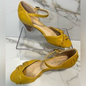 Chelsea Crew Nadia vintage inspired criss cross heels. size 39 or is 8.